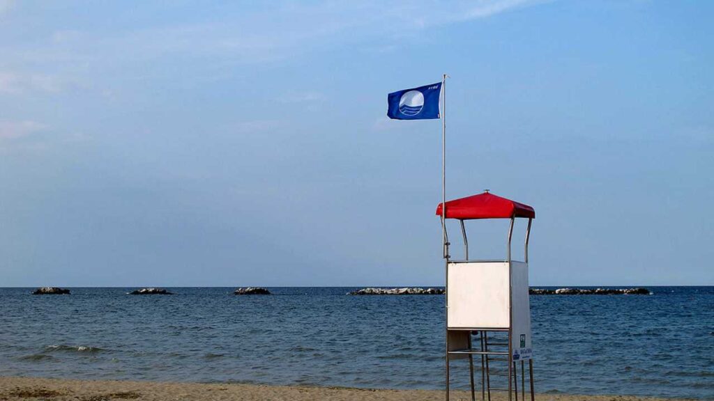 ADDIO Bandiera Blu, turismo a rischio in questa città abruzzese | Balneazione vietata e prenotazioni in crollo per l’estate