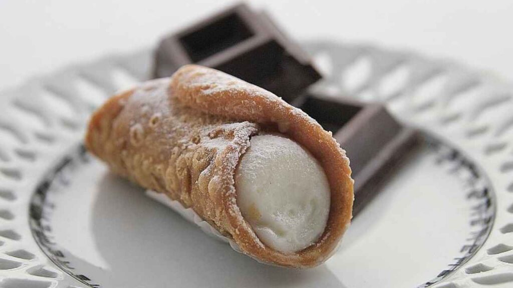 Tutti vanno a Palermo per il cannolo ma il MIGLIORE si mangia a 286 km da lì | Ho rischiato la glicemia ma ne è valsa la pena