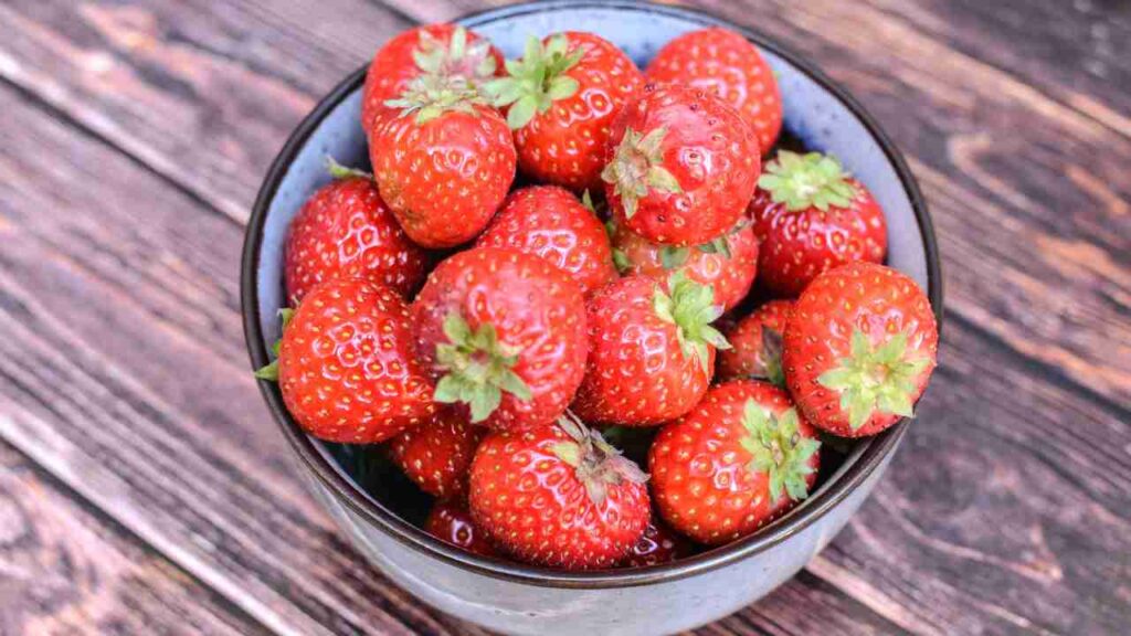 È scoppiata la PSICOSI delle fragole giganti | I supermercati corrono ai ripari, in Abruzzo sono senza parole