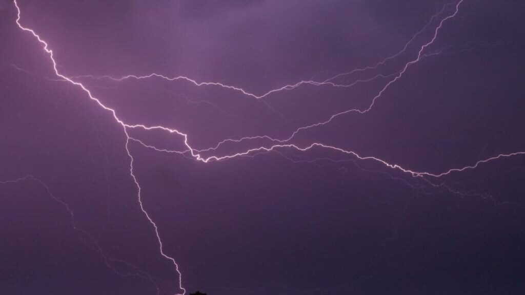 Allerta METEO Abruzzo: vento impetuoso, freddo e temporali | Raffiche fino a 80 km/h, il ciclone non dà tregua
