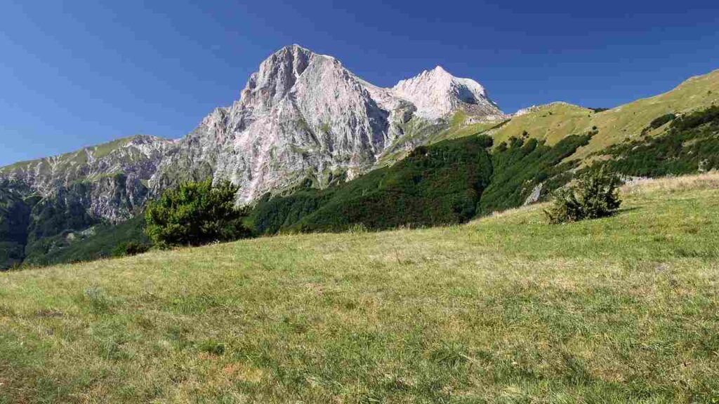Tra case in pietra e viuzze strette ecco la PROVENZA D’ABRUZZO | Ci sono fiori, belle donne e buon cibo ovunque