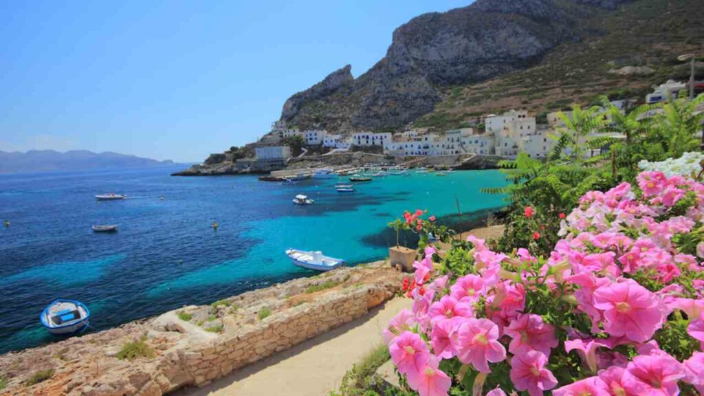 Sullo splendido mare di Sicilia si erge il BORGO DELLE DONNE | In pochi conoscono la vera storia, è da brividi