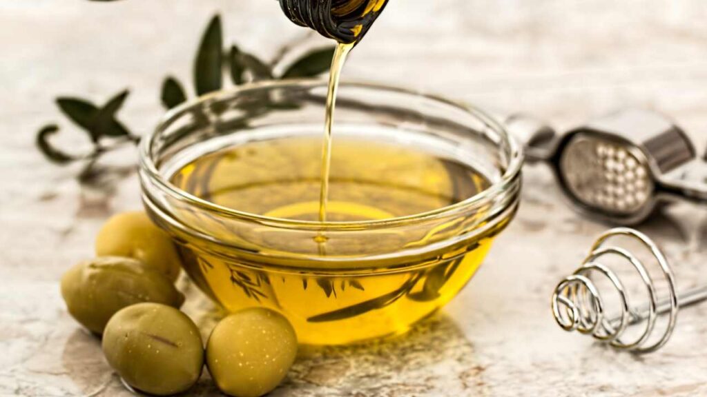 Olio extravergine sotto accusa | Scoperta una sostanza tossica nelle bottiglie, questi i marchi da evitare