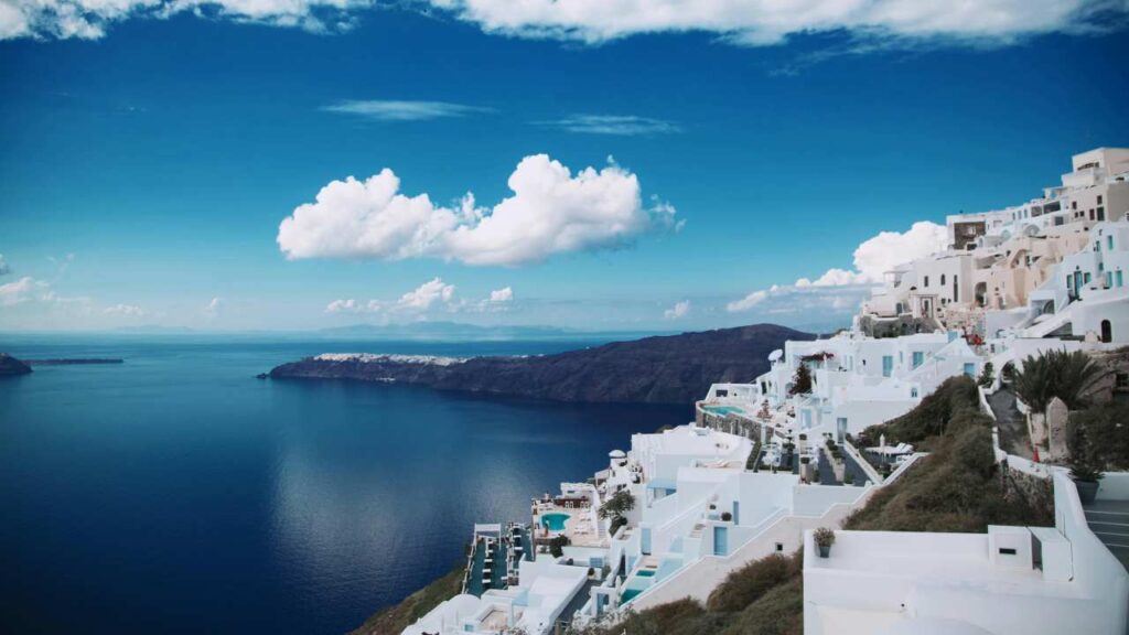 Altro che Santorini, in Sicilia esiste un villaggio identico alla Grecia | Prenota prima che TikTok lo scopre
