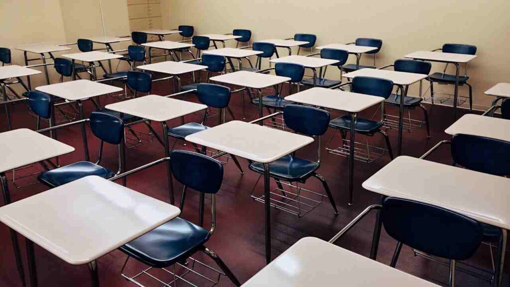 ULTIM’ORA, Scuole CHIUSE in Sicilia | Allerta arancione sull’isola, treni soppressi ovunque: l’unico mezzo consentito è il canotto