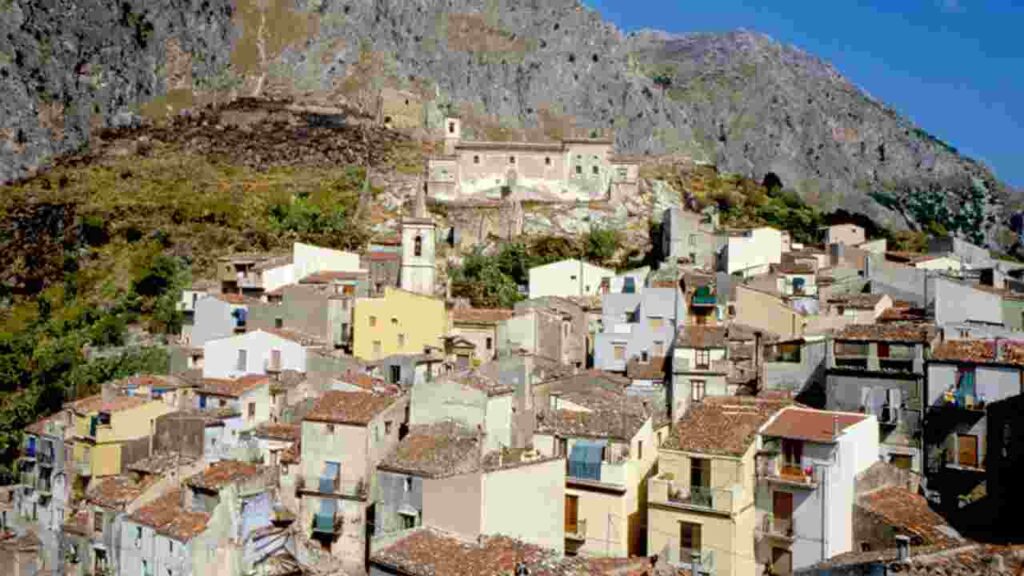 Da poche ore è stato rinvenuto il PAESE DEI FANTASMI in Sicilia | Se ti bussano alla porta a quest’ora, è uno di loro