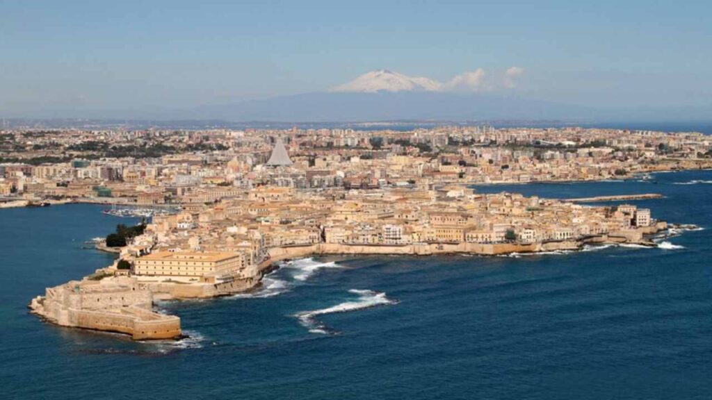 A metà tra Siracusa e il dimenticatoio nasce il CASTELLO DEI 3 GATTI | Il tempo è fermo al 1853, i turisti lo confermano