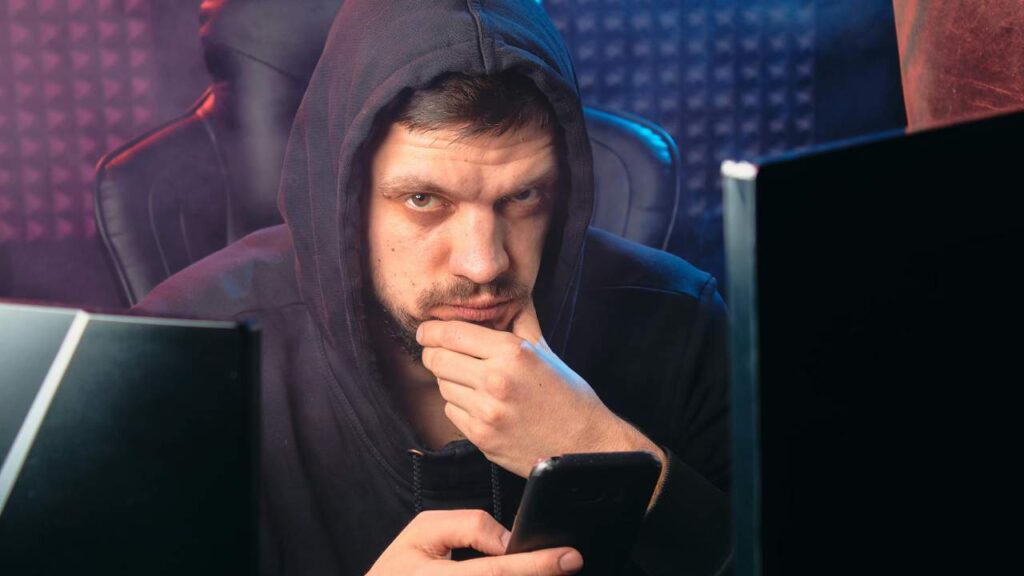 Sembra un’email normale ma è una TRAPPOLA | La nuova truffa ti svuota il conto in 3 minuti: non cliccare mai qui