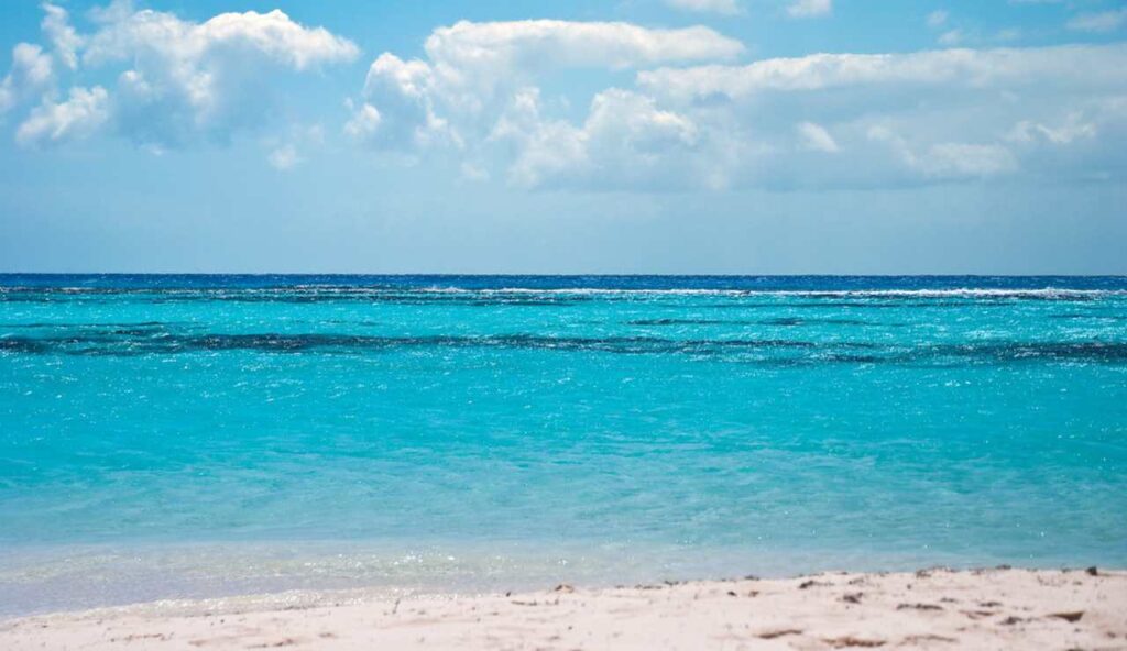 A pochi km da Catania nasce la SPIAGGIA DEI CARAIBI | Scatti un selfie e nessuno crederà alle tue parole, è un incanto