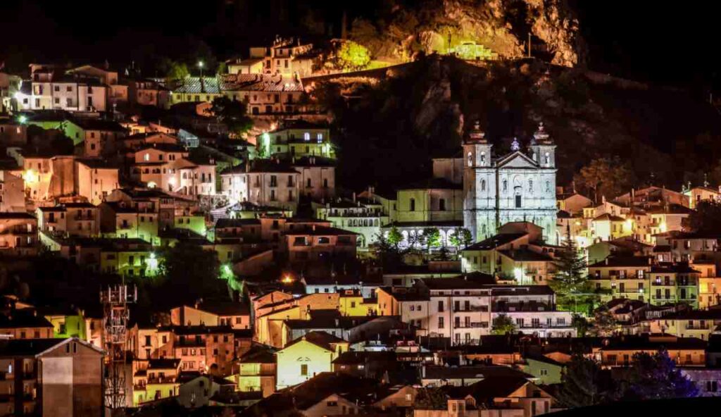 In Abruzzo molti ignorano la presenza della CITTÀ DEL LEONE | Chi ci va resta sbalordito, crea dipendenza per anni