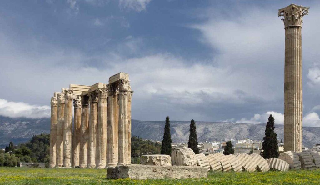 Con circa 700 abitanti in Abruzzo nasce il BORGO DI ZEUS | Qui tutto è divinità, persino il campo di calcetto del paese